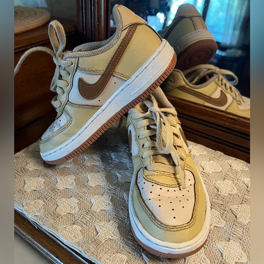 NIKE Classic Air Force 1 LV8 Casual Athleisure Athletic Sneakers Tan Brown Sz 11